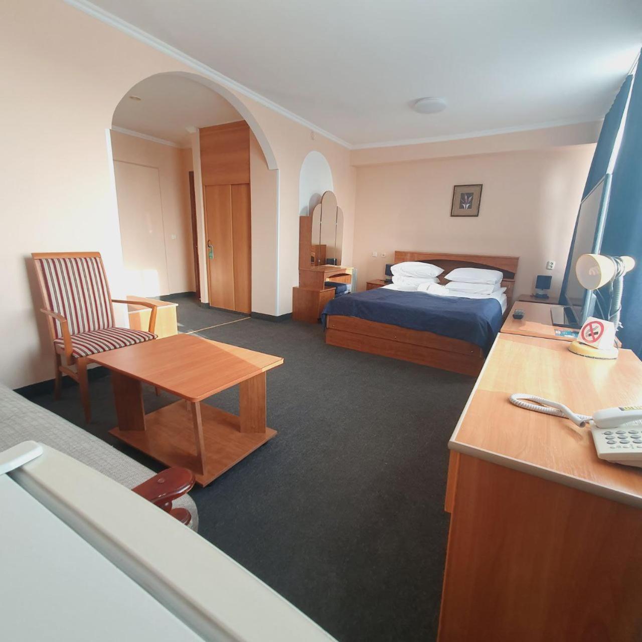 Aktobe Hotel Екстериор снимка